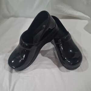Dansko Wome's Black Leather Clogs Size 40